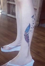 tatuaggio piuma di bellezza color polpaccio