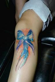 personaliserte tatoveringsmønster på fargebuen på kneet