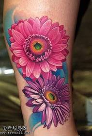 Këmbët model i bukur i tatuazheve me lule