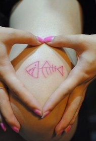rozā zivju kauli radošs augšstilba tetovējums