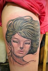 un bellissimo ritratto di una bella donna nella foto del tatuaggio sulla coscia