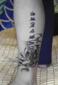 Чоловіча татуювання на ногах на санскриті