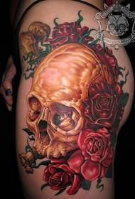 tatuaggio del cranio di tendenza moda gamba femminile