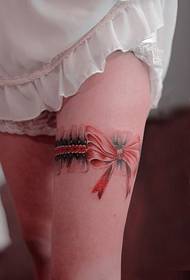 tattoo ya uta wa lace kwenye miguu ya sexy