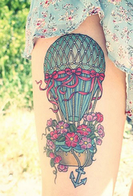 Татуювання квітка на повітряній кулі дівчаток на стегні