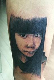 Πάρτε ένα τατουάζ πορτρέτου της κόρης που άφησε το μυαλό για πάντα στην καρδιά