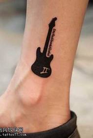 腿吉他紋身圖案