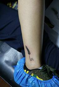 小腿部落中的一個小清新紋身時尚39955-創意劍刺玫瑰大腿紋身