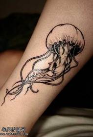 다리에 아름다운 해파리 문신 패턴