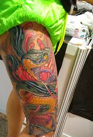 个性张扬的大腿彩色大蛇纹身图案