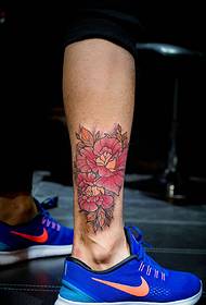 lepa in lepa slika cvetne tetovaže noge