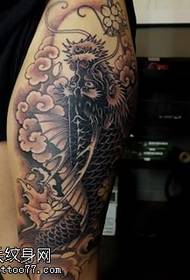 Coxa, um padrão de tatuagem de peixe-dragão