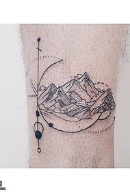 Motivo geometrico a forma di collina con tatuaggio a punta di vitello