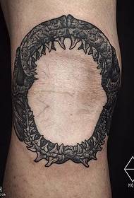 Groot tattoo-patroon van haaientanden op het been