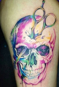 disegno del tatuaggio del cranio di colore delle gambe