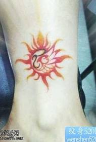 腿上有美麗的彩色圖騰太陽紋身圖案