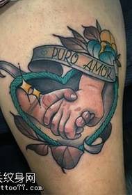 Patrón de tatuaje de mano de amistad de forma de corazón de muslo