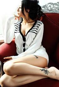 Jedinstvena tetovaža gležnja na seksi Jin Meixin