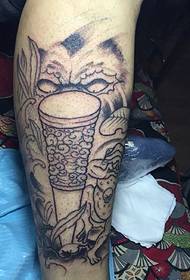 juodos ir baltos fiksuotos jūrinės adatos tatuiruotės nuotrauka su veršelio asmenybe