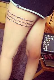 alrededor de la personalidad del muslo femenino tatuaje inglés tatuaje