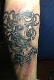 blauzdos Medusa tatuiruotės modelis