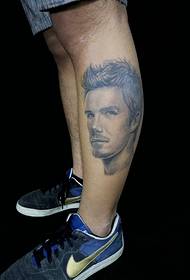 ένα όμορφο τατουάζ πόδι πορτρέτο αγόρι