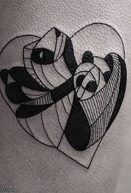 Umugqa wephethini we-tattoo kathathu onobukhulu abathathu