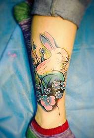 aranyos és megható fehér nyúl láb tetoválás képe