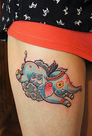 kiel tatuaje de bebo-elefanto sur la kruro de la fratino