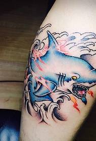 Bein kleines Delphin Tattoo für jedermann