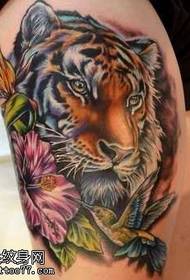 Beau motif de tatouage de fleur de tigre sur la jambe