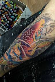 lotus di vitellu imballatu cù stampa di tatuaggi di calamar rossi