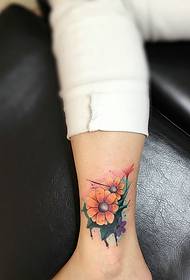 caduta Tatuaggio bellissimo fiore a piedi nudi