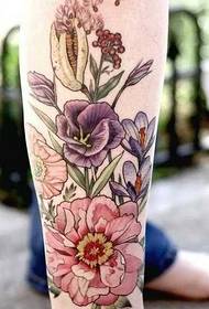 Kojos gražus gėlių tatuiruotės modelis