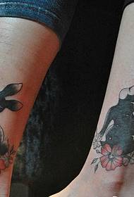 аяғының бейнесінде жасырылған сүйкімді жануарлардың татуировкасы