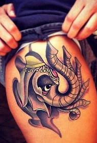 lindo tatuaje de elefante en muslo femenino