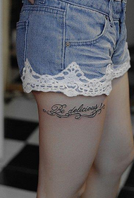 gambe di ragazze bellissimo modello di tatuaggio fiore di moda
