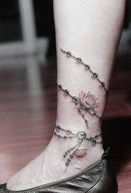 pernas de mulher bela moda tatuagem tornozeleira