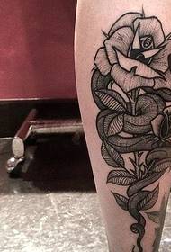Πόδι μαύρο και άσπρο λουλούδι εικόνα τατουάζ όμορφη όμορφη