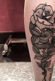 Legna foto tatuata di fiori bianchi è neri belli belli