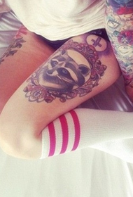 сексуальная сестра татуировки на длинных ногах