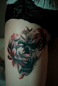 sexig skönhet ben skalle lotus tatuering