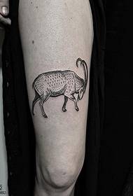 Модел на татуировка на овца глава на бедрото