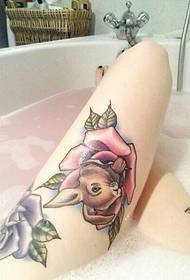 女性的雙腿玫瑰和鹿紋身圖案