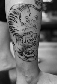 Model de tatuaj Weifeng Tiger Down