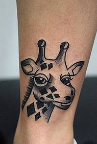 ljubka slika tatoo žirafe v teletu