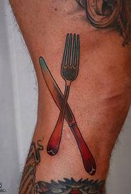 Узорак тетоваже ножа за вилице за ногу