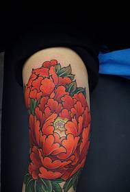 包小腿大红花朵纹身图片很惊艳