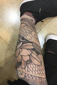 црно-бела цветна тетоважа слика згодна 38711 - шарена пердув тетоважа слика на надворешноста на ногата