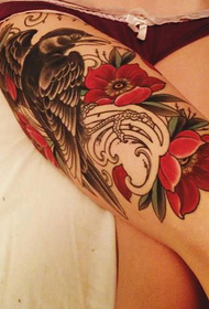 Dievča stehno kvetina vrana tetovanie vzor